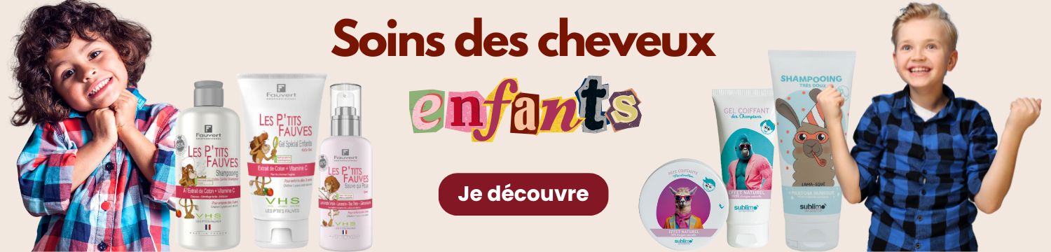Soin pour les cheveux des enfants. Une fillette et un jeune garçon sont ravis de pouvroir apprécier les produits professionnels adaptés aux cheveux des enfants, shampooings, démêlants et coiffants.